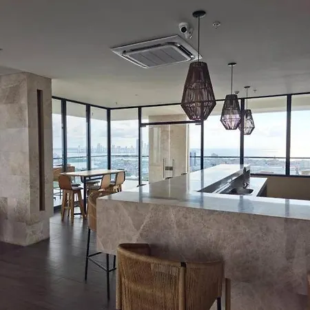 Hermosa Vista Al Mar Y La Ciudad